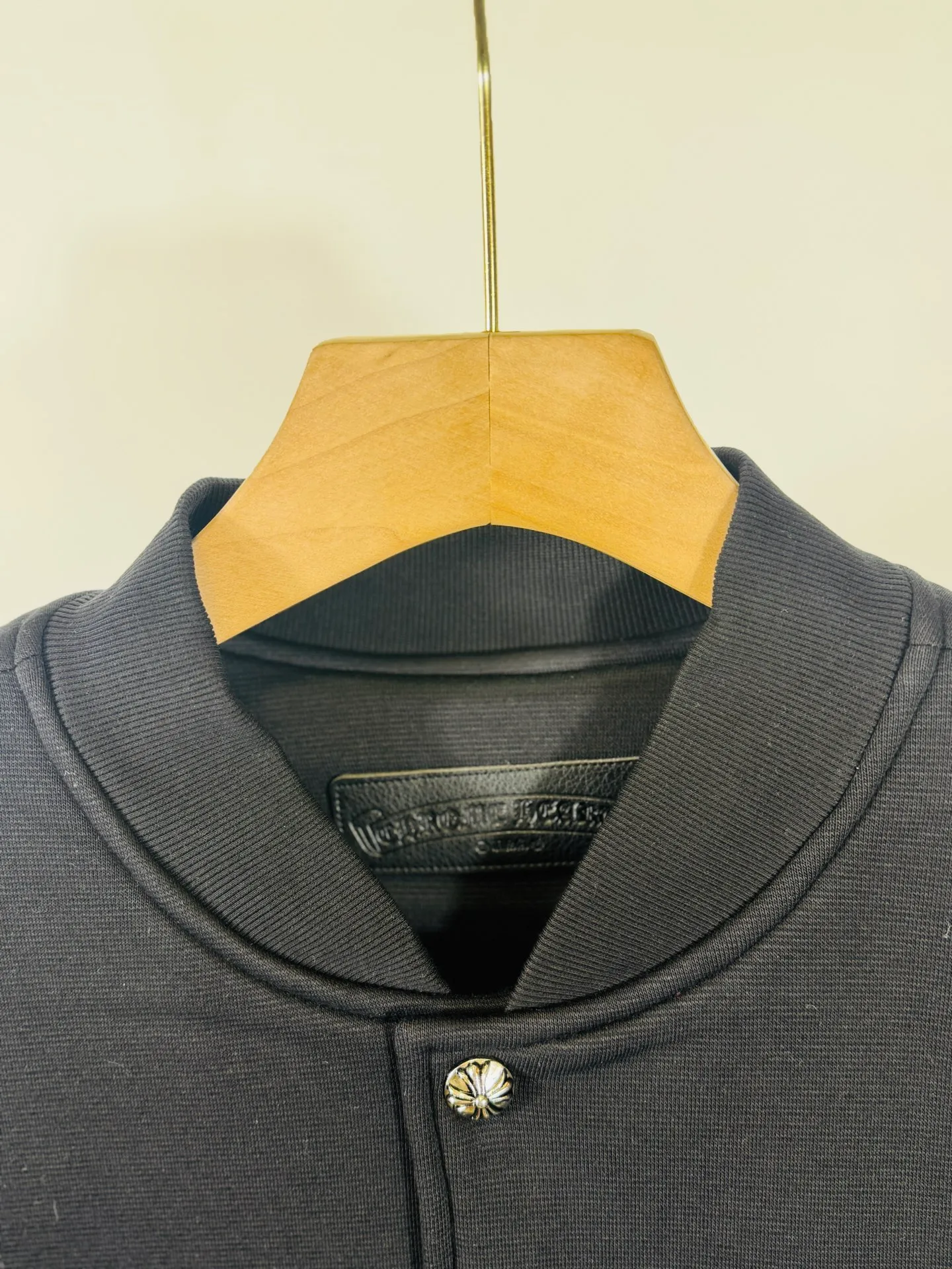 P520 top version 🐮 Real shot without P, ​​different from market products] Chrome Hearts 🍁Winter clothing is coming🍁 Sanskrit cross woolen leather sleeves spliced ​​baseball embroidered cotton jacket, heavy embroidery ➕ special craftsmanship of double sleeve splicing, counter synchronization, heavy industry! ! Customized version of thickened woolen fabric, silk lining, customized version of hardware, not the ordinary version on the market! ! Color: black coffee stitching Code number: S, M, L, XL
